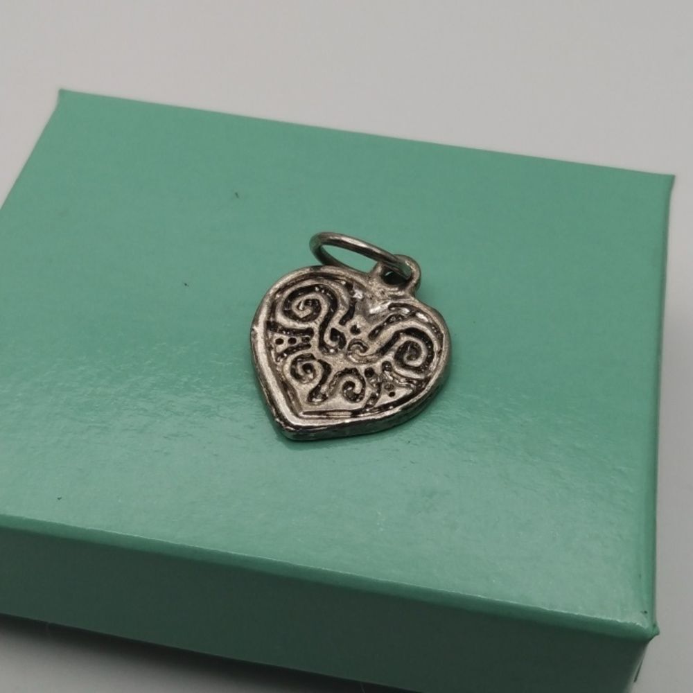 Victorian heart charm‎